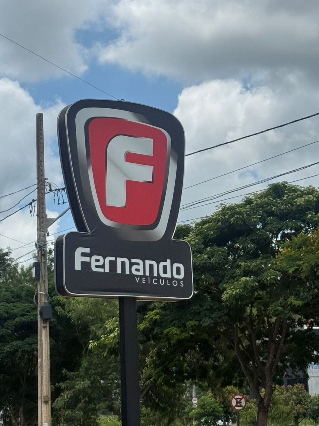 Totem com o logo da Fernando Veículos