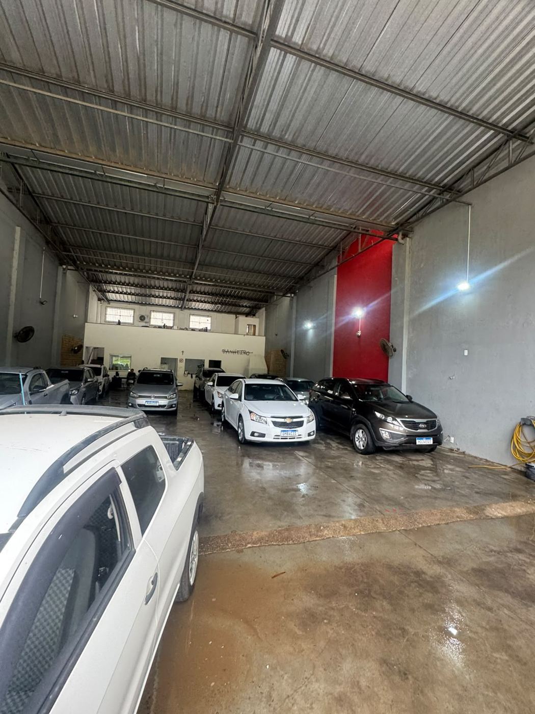 Showroom coberto com carros expostos